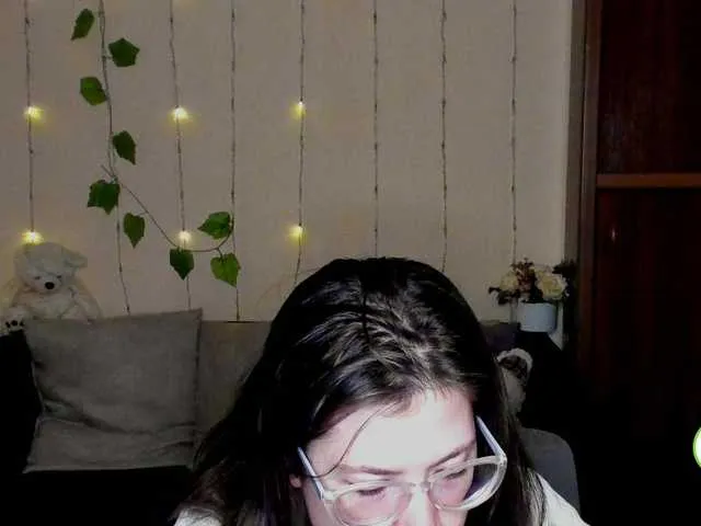 Live sex webcam photo for Aliciafolow009 #290568882