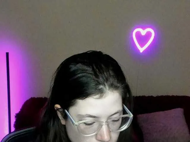 Live sex webcam photo for Aliciafolow009 #290588867