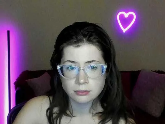 Live sex webcam photo for Aliciafolow009 #290617823
