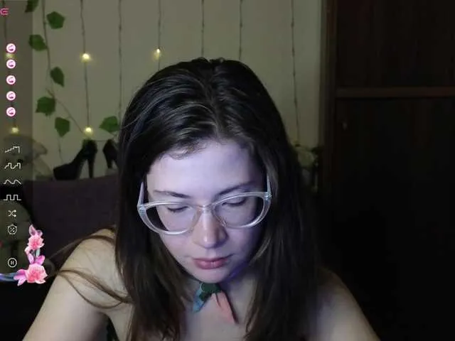 Live sex webcam photo for Aliciafolow009 #290690224
