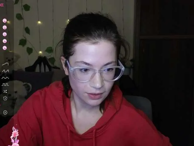 Live sex webcam photo for Aliciafolow009 #290709315