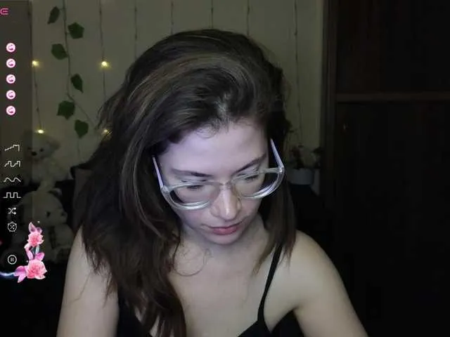 Live sex webcam photo for Aliciafolow009 #290723937