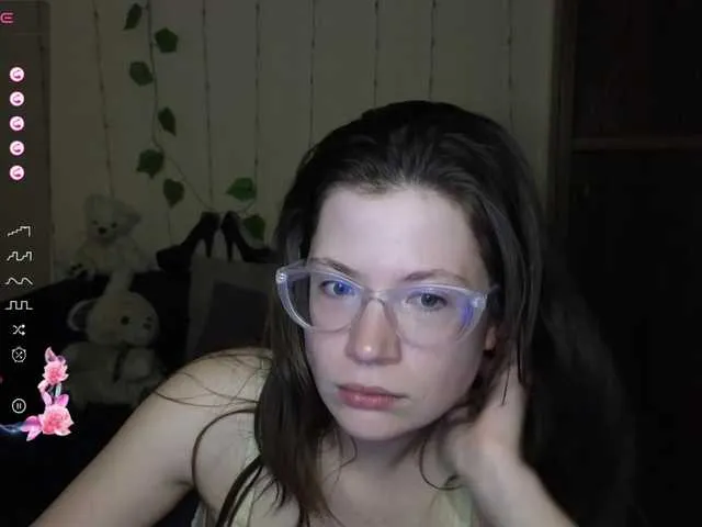 Live sex webcam photo for Aliciafolow009 #290731281