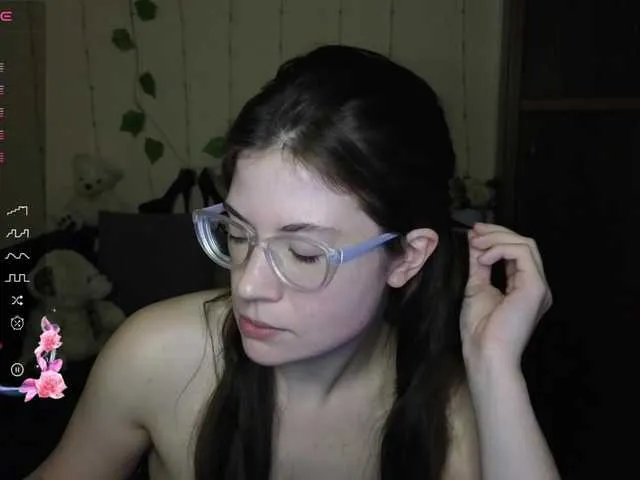 Live sex webcam photo for Aliciafolow009 #290738026