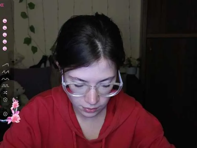 Live sex webcam photo for Aliciafolow009 #290745178