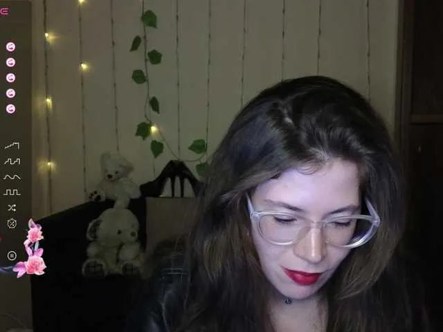 Live sex webcam photo for Aliciafolow009 #290768423