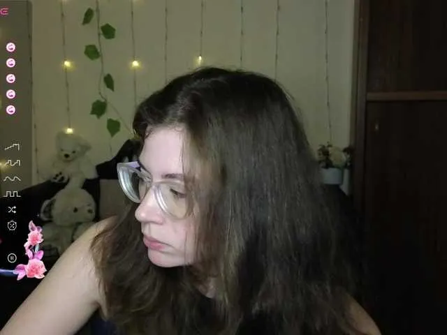Live sex webcam photo for Aliciafolow009 #290779731