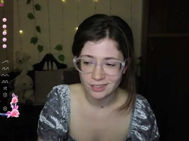 Live sex webcam photo for Aliciafolow009 #290784824