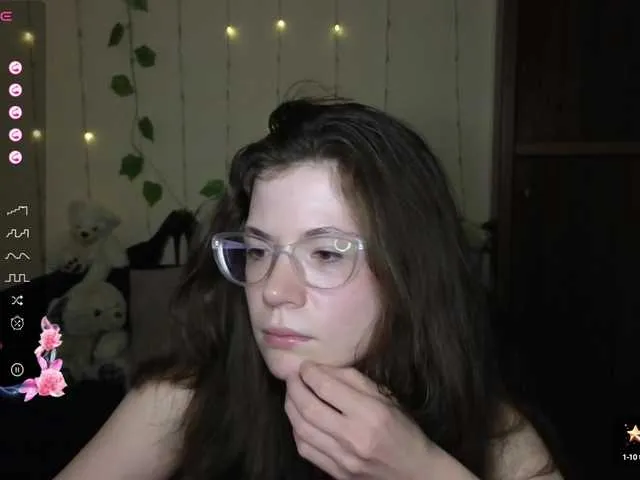 Live sex webcam photo for Aliciafolow009 #290786247