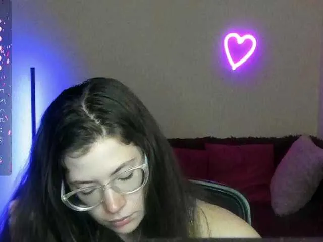 Live sex webcam photo for Aliciafolow009 #290827672