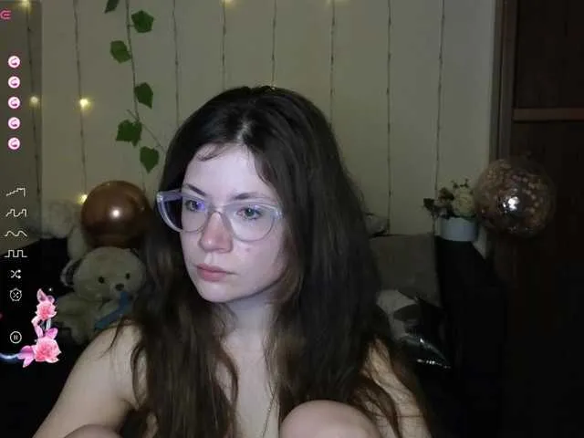 Live sex webcam photo for Aliciafolow009 #290857536