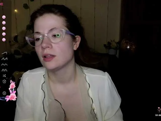 Live sex webcam photo for Aliciafolow009 #290875991