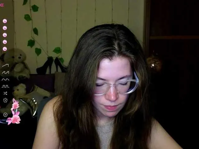Live sex webcam photo for Aliciafolow009 #290903955
