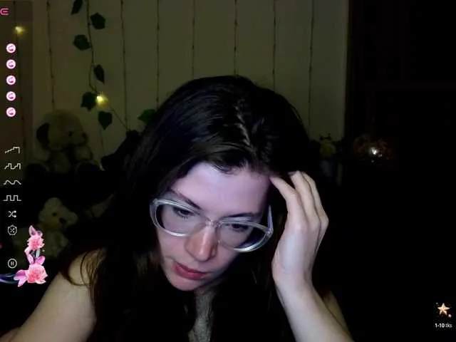 Live sex webcam photo for Aliciafolow009 #290910370