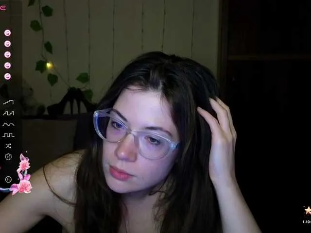 Live sex webcam photo for Aliciafolow009 #290943516