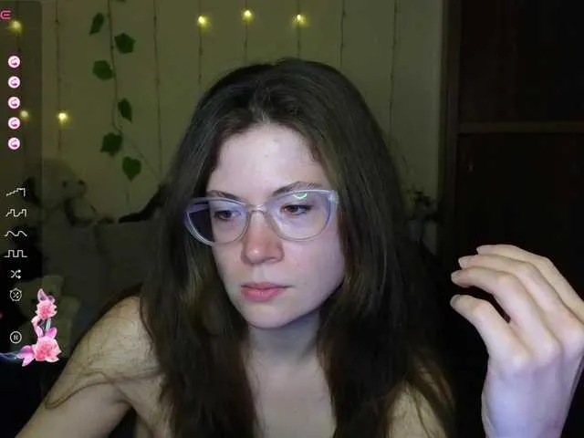 Live sex webcam photo for Aliciafolow009 #290956971