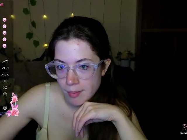 Live sex webcam photo for Aliciafolow009 #290963682