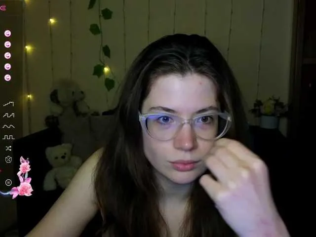 Live sex webcam photo for Aliciafolow009 #290969221