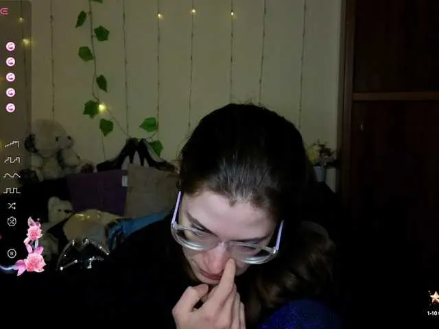 Live sex webcam photo for Aliciafolow009 #290975700