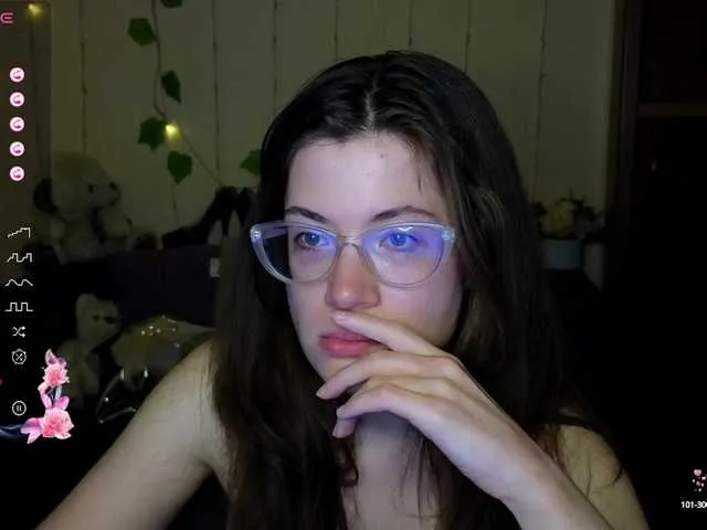 Live sex webcam photo for Aliciafolow009 #290977129