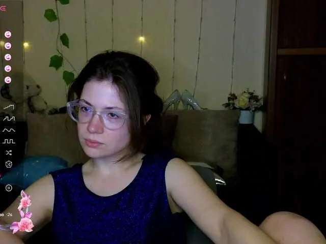 Live sex webcam photo for Aliciafolow009 #291002651