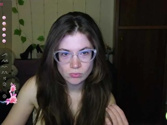 Live sex webcam photo for Aliciafolow009 #291056003