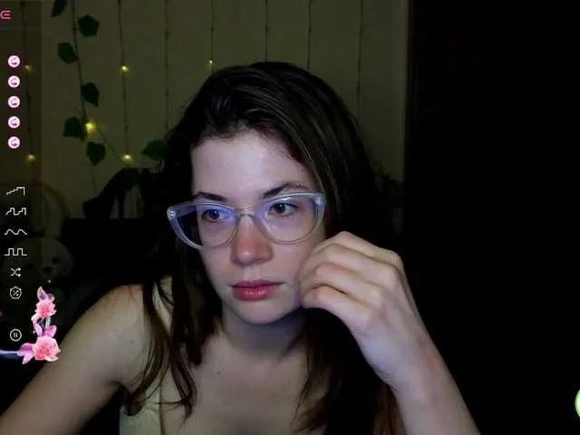 Live sex webcam photo for Aliciafolow009 #291057646