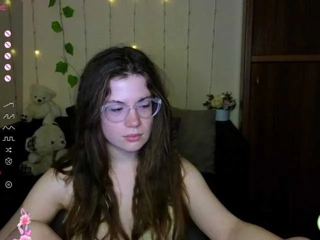 Live sex webcam photo for Aliciafolow009 #291089039
