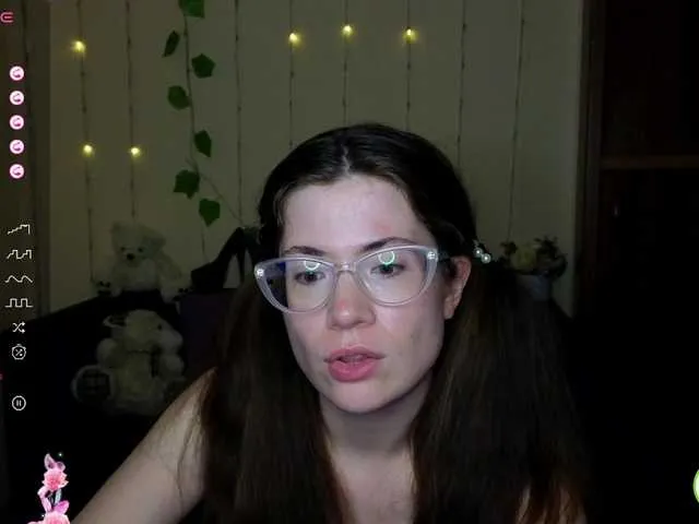 Live sex webcam photo for Aliciafolow009 #291097211