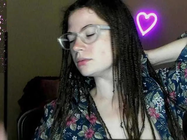 Live sex webcam photo for Aliciafolow009 #291124065