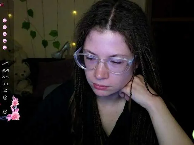 Live sex webcam photo for Aliciafolow009 #291143133