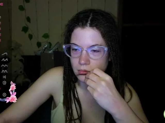 Live sex webcam photo for Aliciafolow009 #291150599