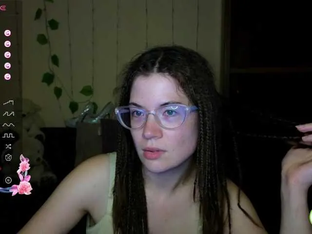 Live sex webcam photo for Aliciafolow009 #291152080
