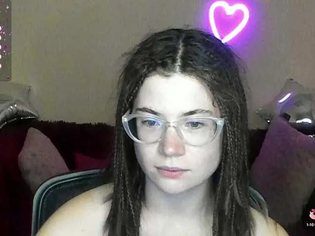 Live sex webcam photo for Aliciafolow009 #291163723