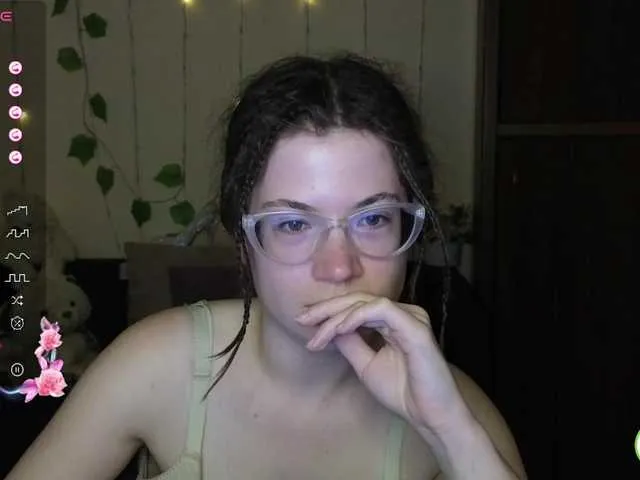 Live sex webcam photo for Aliciafolow009 #291172145
