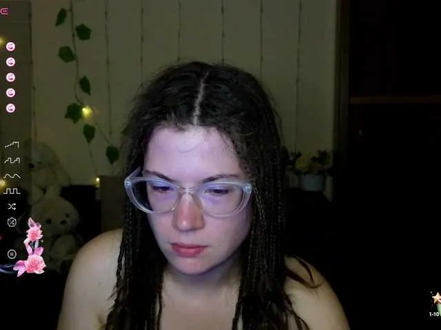 Live sex webcam photo for Aliciafolow009 #291173259