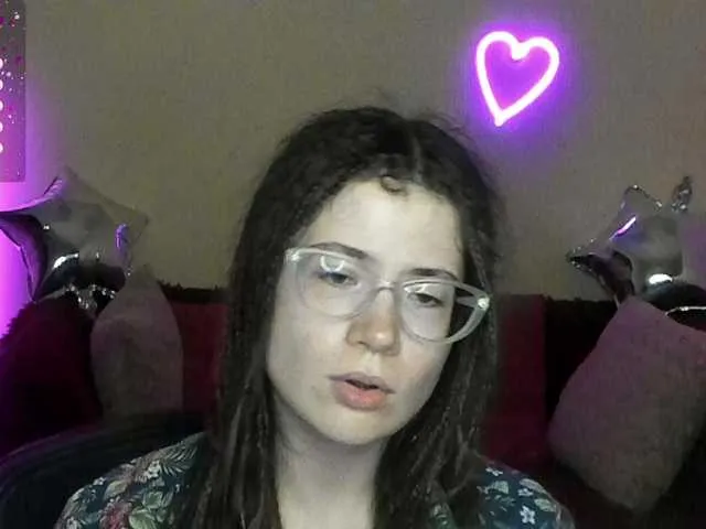 Live sex webcam photo for Aliciafolow009 #291179812