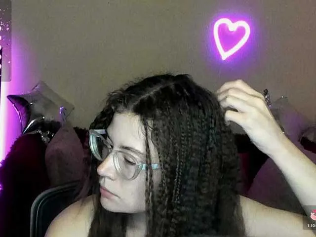 Live sex webcam photo for Aliciafolow009 #291181577