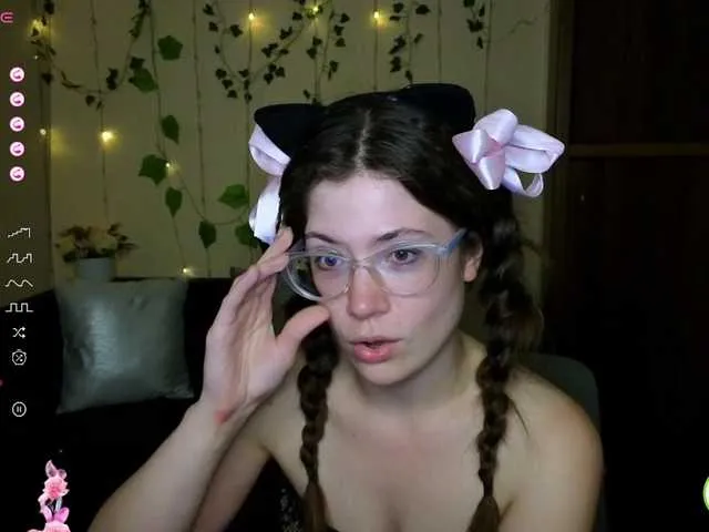 Live sex webcam photo for Aliciafolow009 #291195069