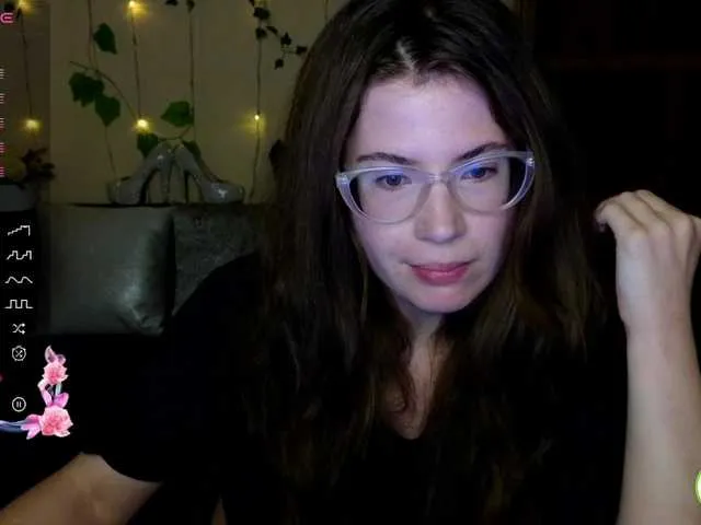 Live sex webcam photo for Aliciafolow009 #291239873