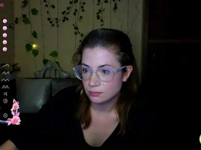 Live sex webcam photo for Aliciafolow009 #291247168