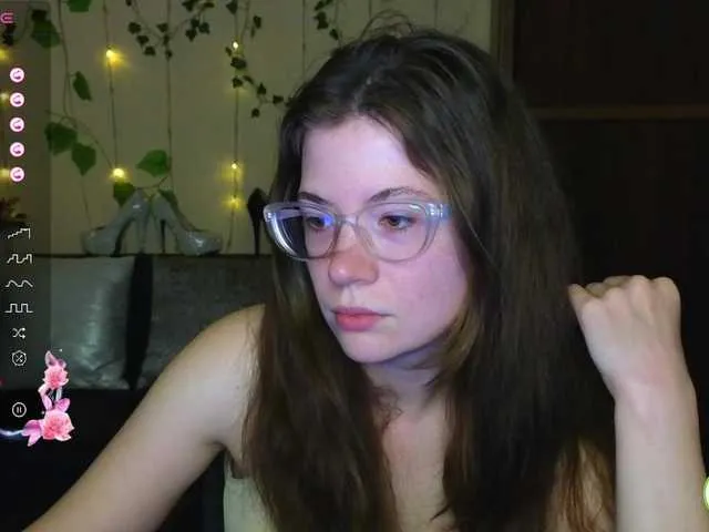 Live sex webcam photo for Aliciafolow009 #291254562