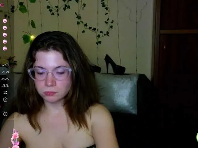 Live sex webcam photo for Aliciafolow009 #291256507