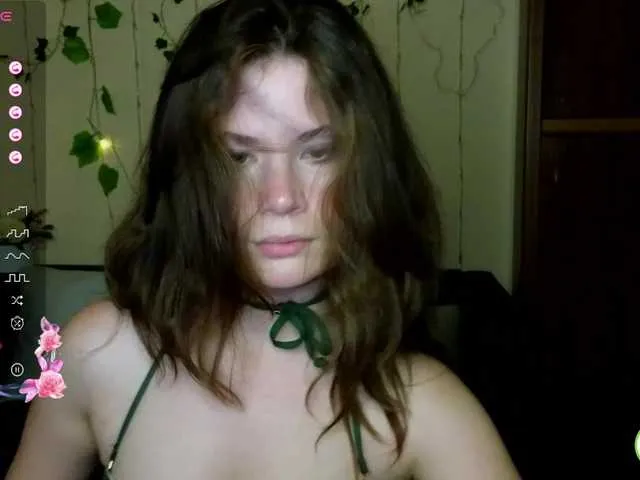 Live sex webcam photo for Aliciafolow009 #291273914