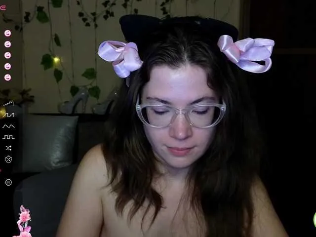 Live sex webcam photo for Aliciafolow009 #291281729
