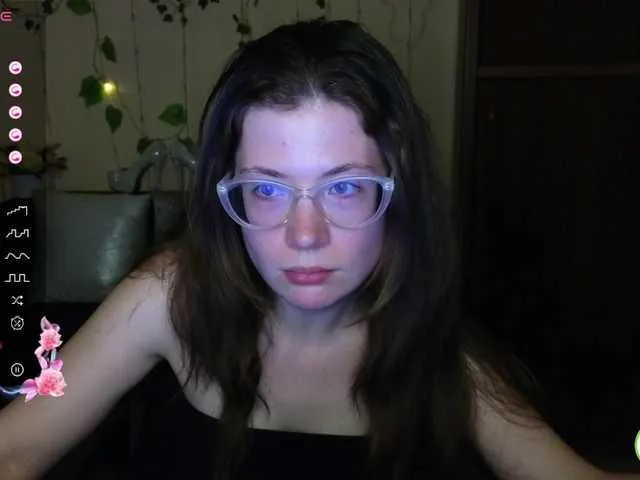 Live sex webcam photo for Aliciafolow009 #291308530