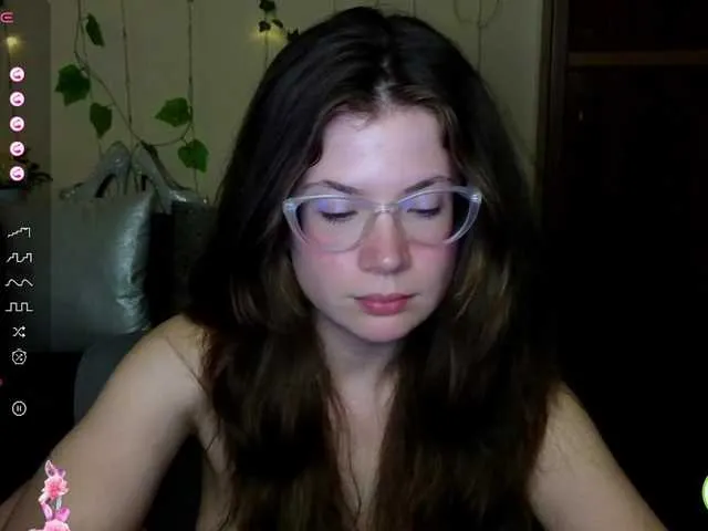 Live sex webcam photo for Aliciafolow009 #291316090
