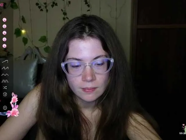 Live sex webcam photo for Aliciafolow009 #291321783