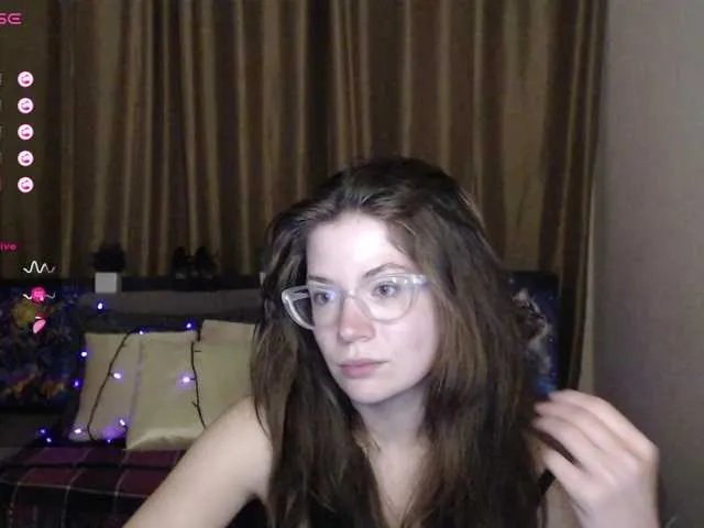 Live sex webcam photo for Aliciafolow009 #291340482