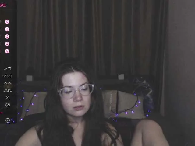Live sex webcam photo for Aliciafolow009 #291342670